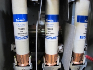 GE 300 LINE-CONTROL COMBINATION MOTOR CONTROLLER, RAINPROOF ENCLOSURE, MO# MTSJ800, 600 VAC, NEMA 2. LOADING & HANDLING FEE $15-4041